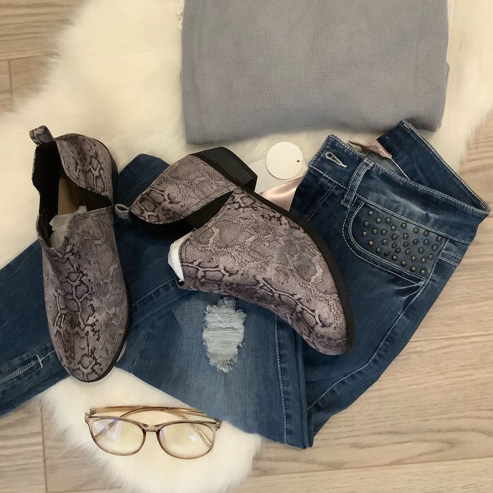 NWOT Pierre Dumas snakeskin booties size 9
